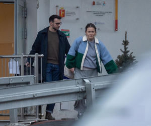 Olga Frycz wychodzi z dzieckiem ze szpitala