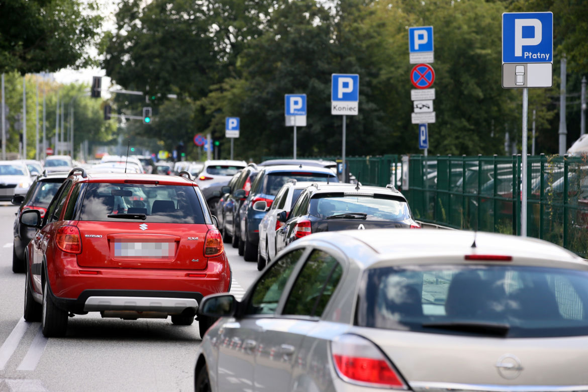 Drożyzna uderzy w warszawskich kierowców. Drakońskie podwyżki opłat za parkowanie