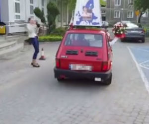 Jadwiga Wiśniewska w maluchu
