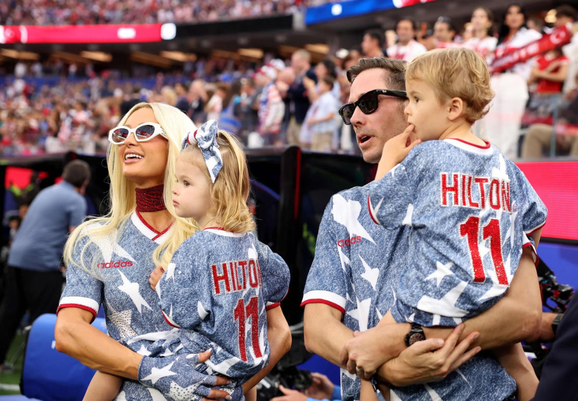 Paris Hilton z dziećmi w dopasowanych stylizacjach