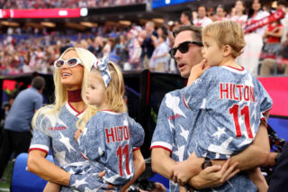 Paris Hilton z dziećmi w dopasowanych stylizacjach