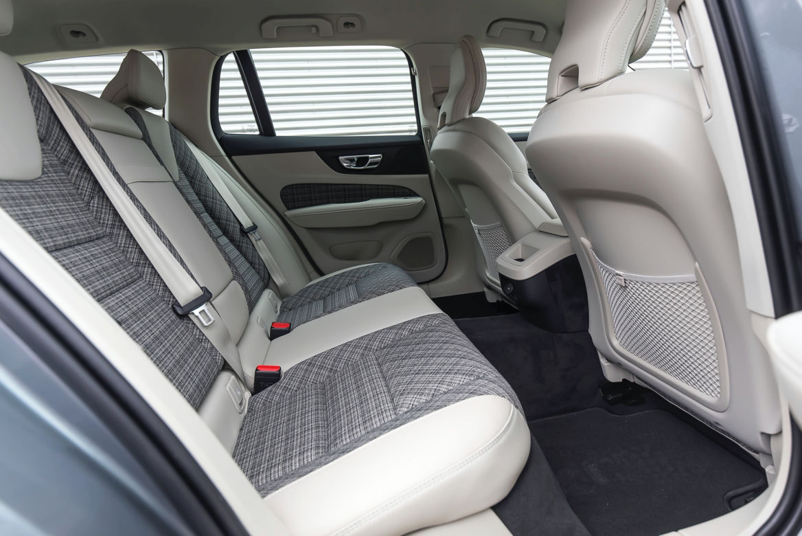 Volvo V60 Momentum Pro B4 FWD AT8