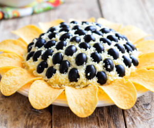 Sałatka „Słonecznik” z kurczakiem i chipsami, którą oczarujesz gości