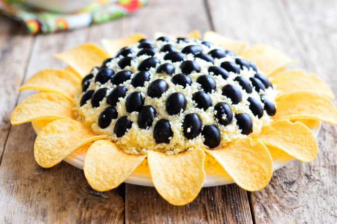 Sałatka „Słonecznik” z kurczakiem i chipsami, którą oczarujesz gości