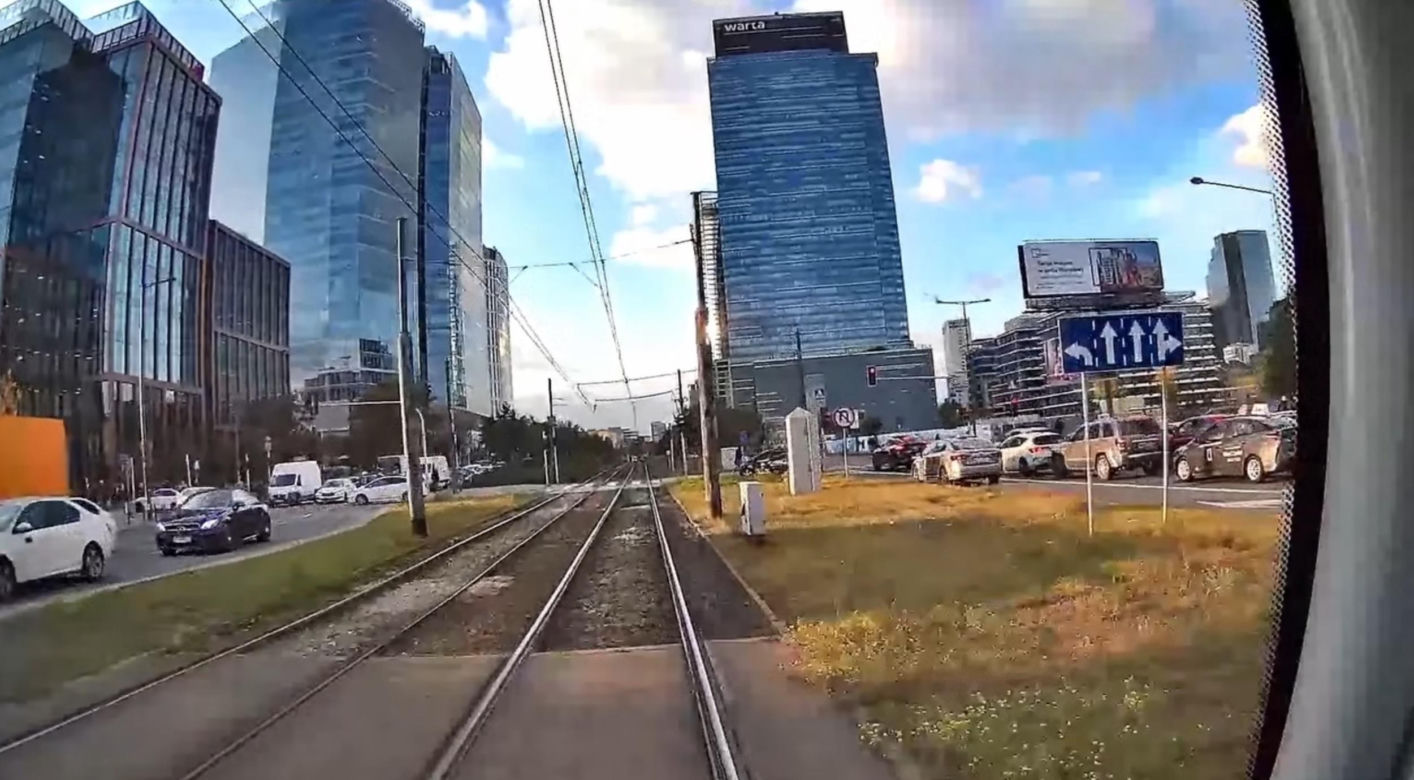 Wstrząsające nagranie z tramwaju. Rowerzysta przejechał na czerwonym świetle przez pasy