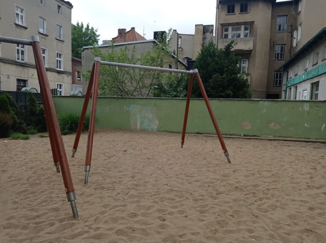 Grasowali po placach zabaw w Lesznie. Przy jednym zniszczyli ogrodzenie, na drugim huśtawkę