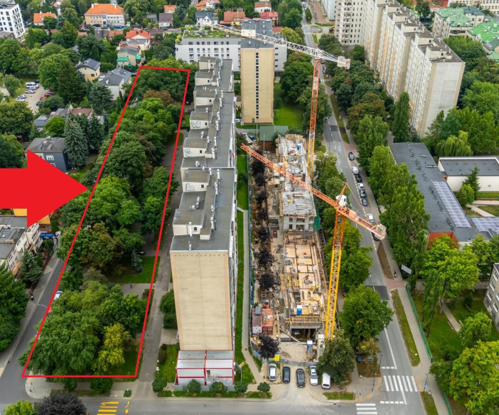Widok z góry na budowę przy ul. Księcia Janusza. O gęstej zabudowie na warszawskiej Woli przeczytasz w serwisie Architektura.