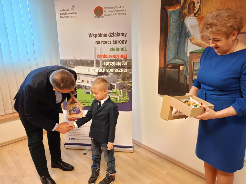 Podsumowanie konkursu na bożonarodzeniową kartkę świąteczną z recyklingu odbyło się w siedzibie Przedsiębiorstwa Energetycznego w Siedlcach