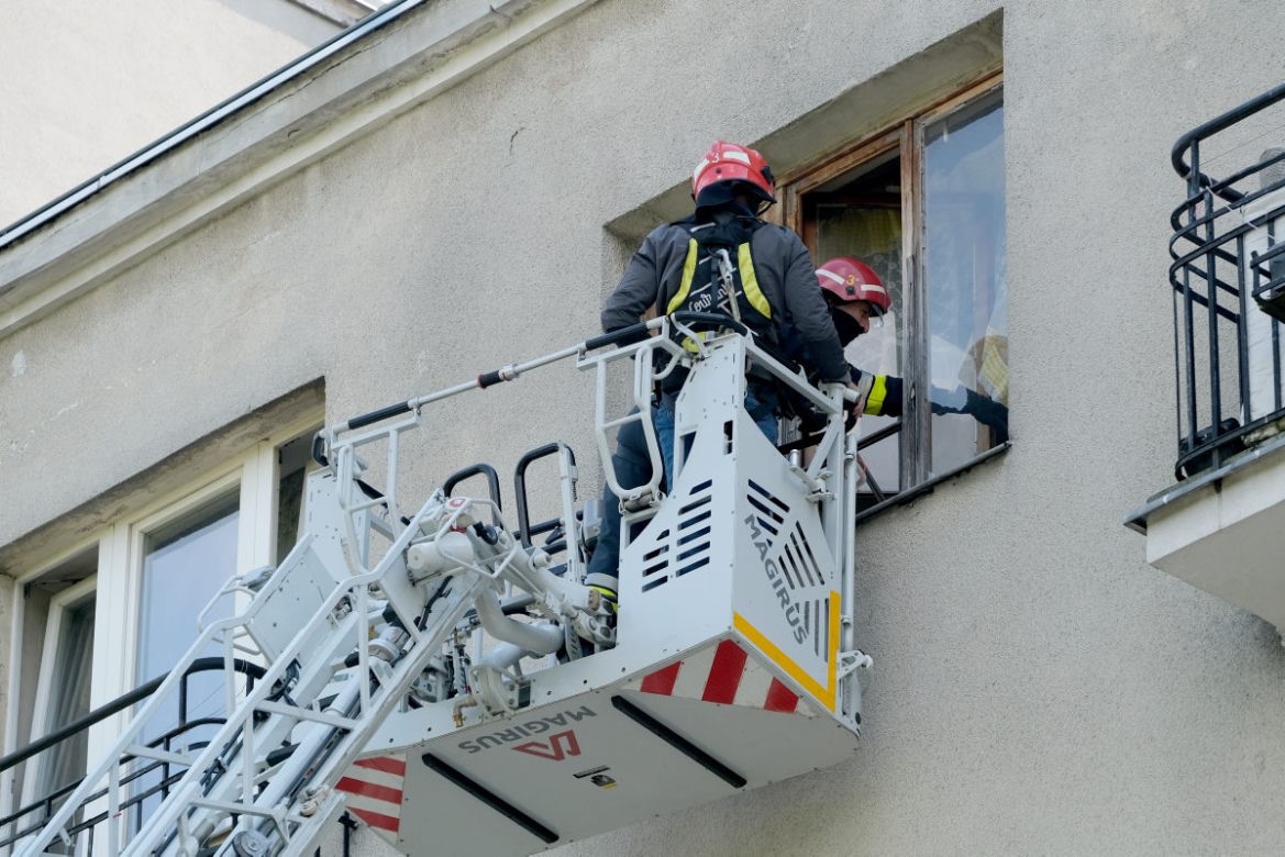  Poszukiwana kobieta zabarykadowała się w mieszkaniu