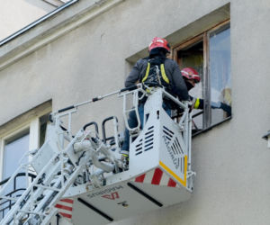  Poszukiwana kobieta zabarykadowała się w mieszkaniu