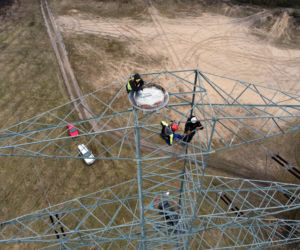 Montaż platformy lęgowej dla rybołowów w Nadleśnictwie Kliniska w okolicach miejscowości Inoujście 