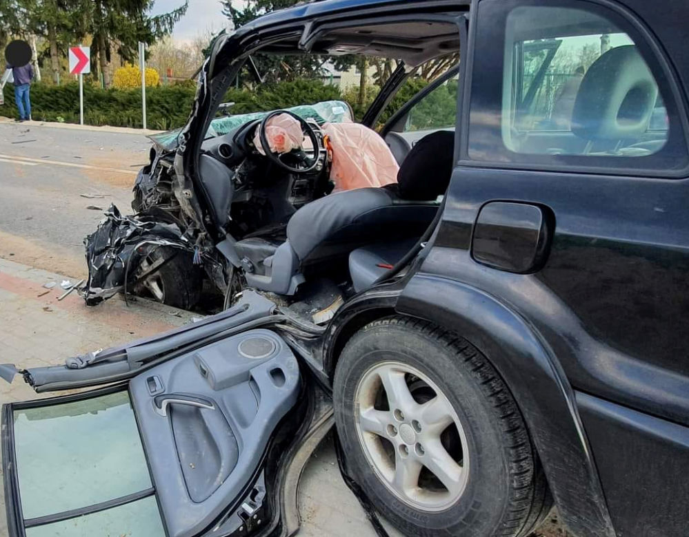 Czołówka pod Płockiem! Renault zupełnie zmiażdżone. Lądował śmigłowiec [ZDJĘCIA]