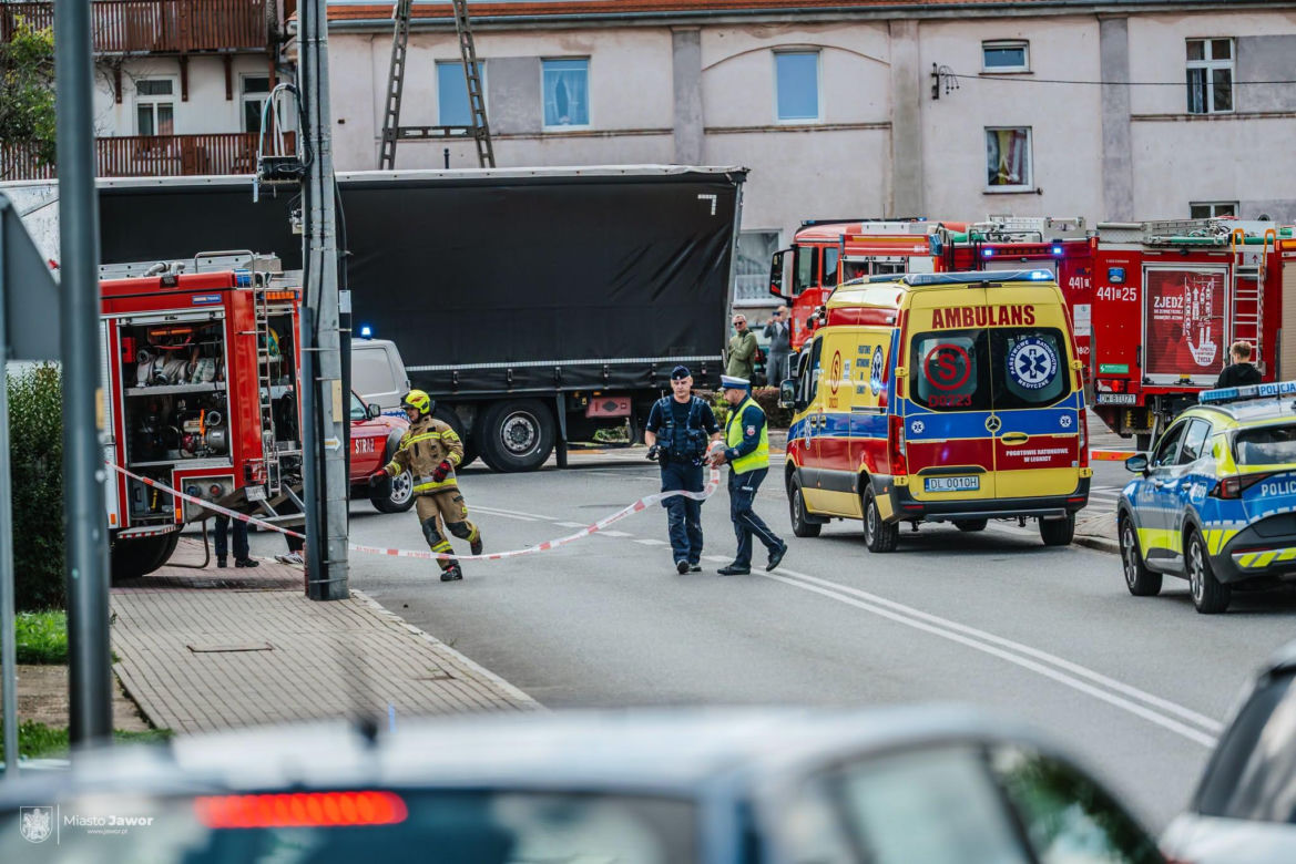 Dramat na Dolnym Śląsku! Ciężarówka wbiła się w budynek mieszkalny. Trwa akcja ratunkowa