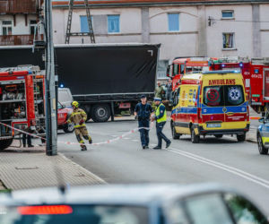Dramat na Dolnym Śląsku! Ciężarówka wbiła się w budynek mieszkalny. Trwa akcja ratunkowa