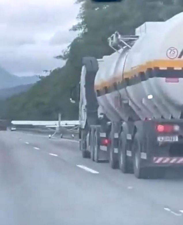 Samolot lądował na zatłoczonej trasie między autami! Wideo mrozi krew w żyłach