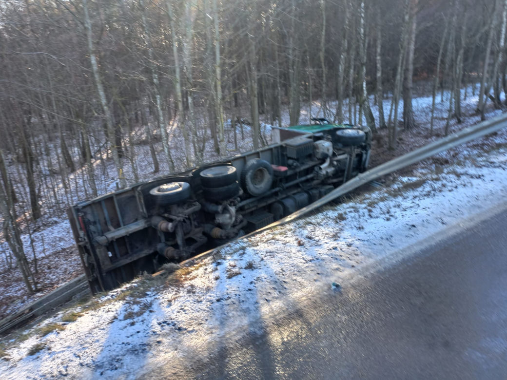 Wypadek na trasie Mrągowo - Piecki. Trzy osoby w szpitalu