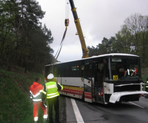 Autobus z dziećmi wypadł z drogi 