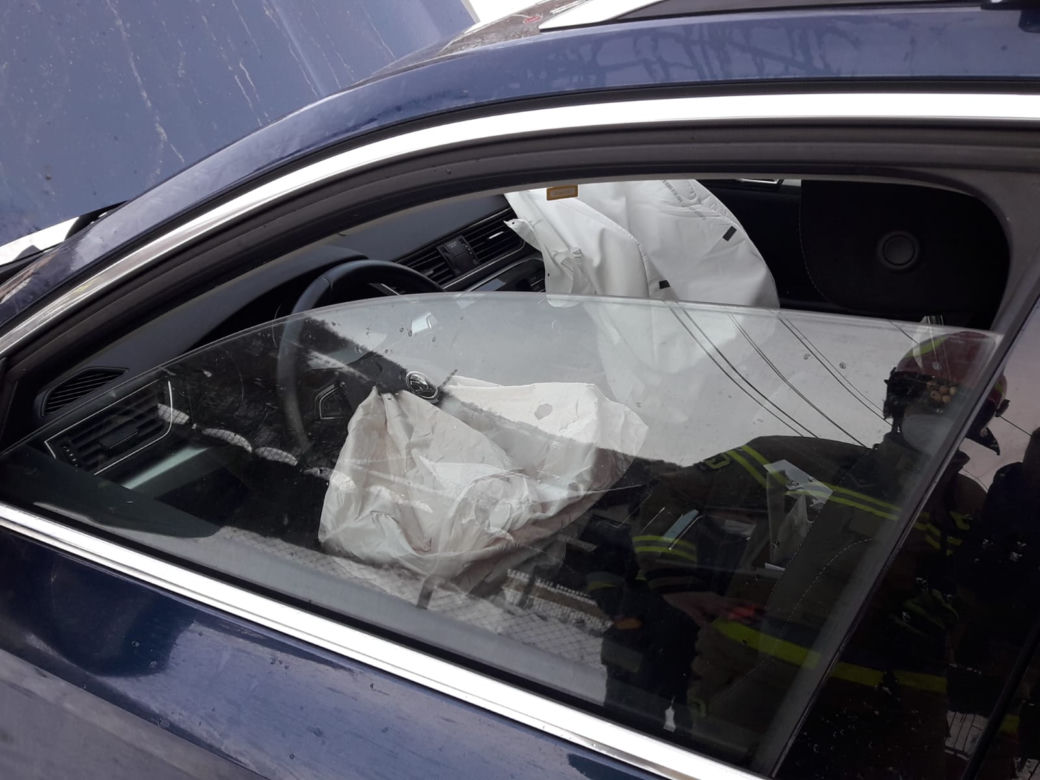 Zabrzeż. Skoda WBIŁA SIĘ w betonowy słup. Uwaga na śliskie drogi!