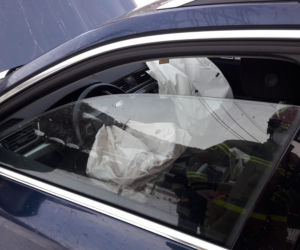 Zabrzeż. Skoda WBIŁA SIĘ w betonowy słup. Uwaga na śliskie drogi!