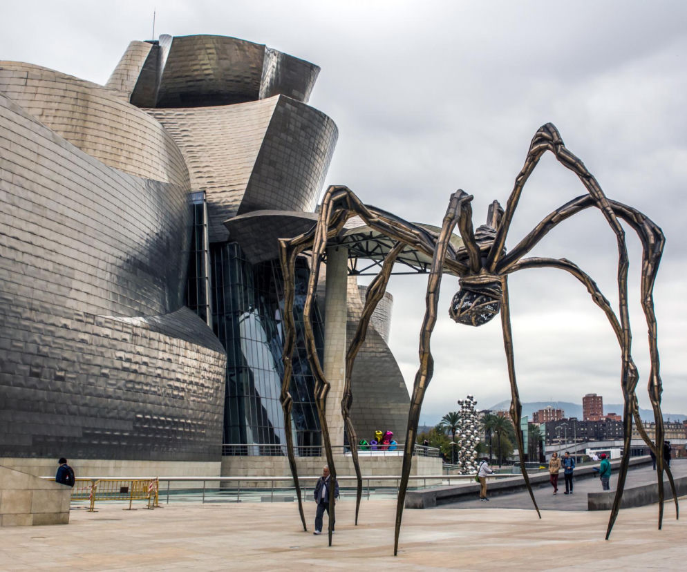 Muzeum Guggenheima w Bilbao i rzeźba pająka Maman. O sukcesie ikony architektury przeczytasz na serwisie Architektura.
