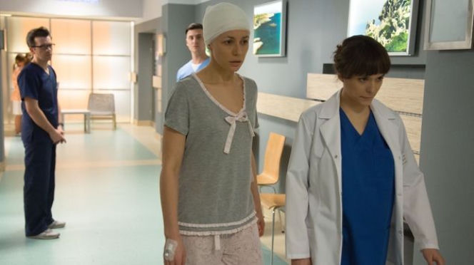 Na dobre i na złe odcinek 636. Sylwia Mróz (Magdalena Turczeniewicz), Julka Burska (Aleksandra Hamkało), Artur Bart (Piotr Głowacki)
