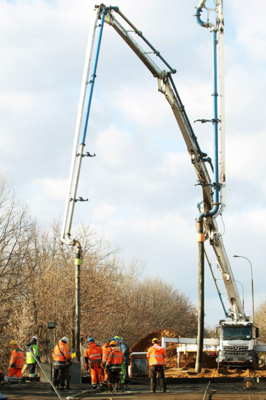 Leją beton na Marywilskiej. Remont walącego się wiaduktu wszedł w kluczowy etap