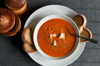 Zupa z pieczonych pomidorów i fety. Ten przepis to nowy hit! Lepsza niż słynny makaron