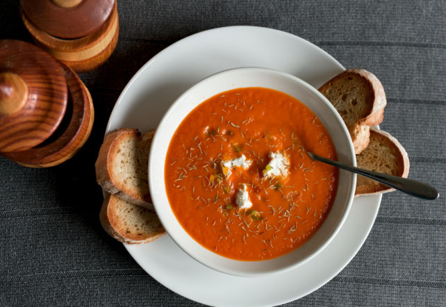 Zupa z pieczonych pomidorów i fety. Ten przepis to nowy hit! Lepsza niż słynny makaron