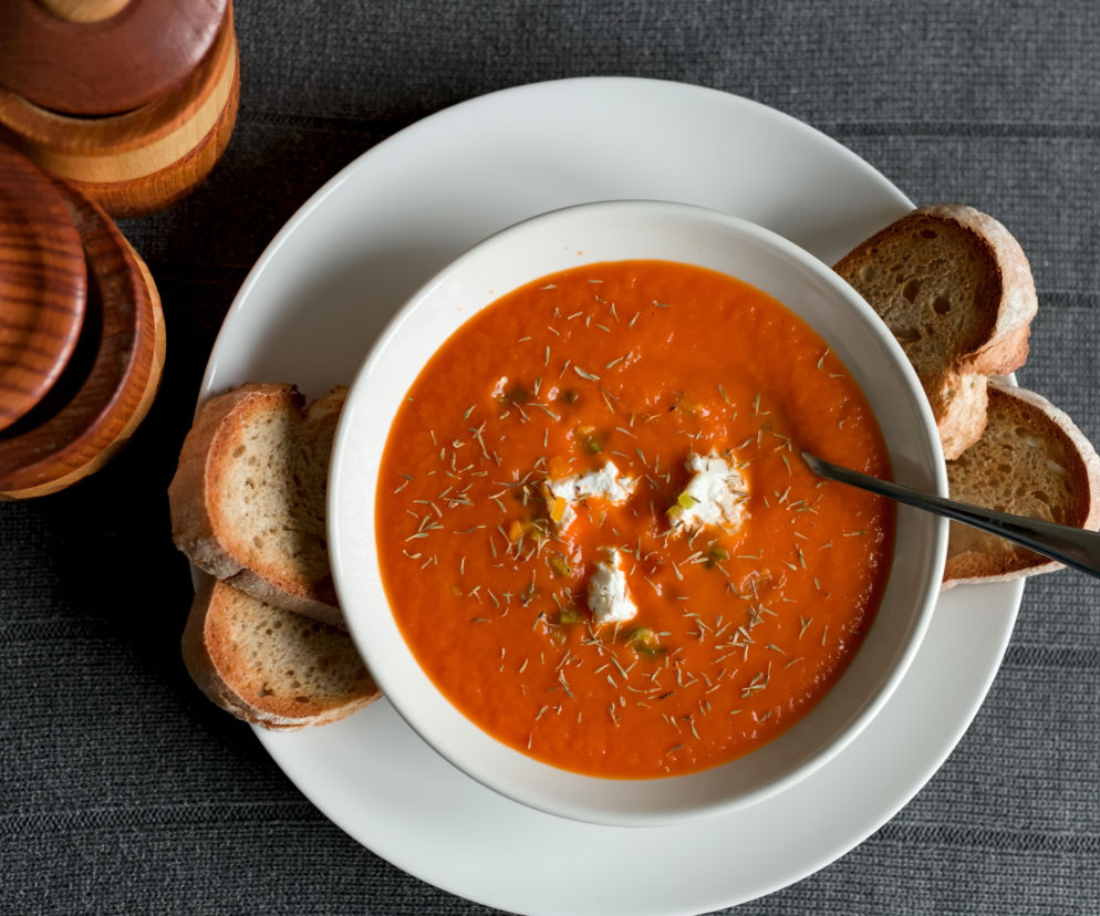 Zupa z pieczonych pomidorów i fety. Ten przepis to nowy hit! Lepsza niż słynny makaron