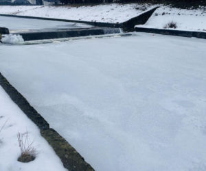 Omijajmy zamarznięte rzeki i jeziora! Lód jest kruchy i może się załamać 