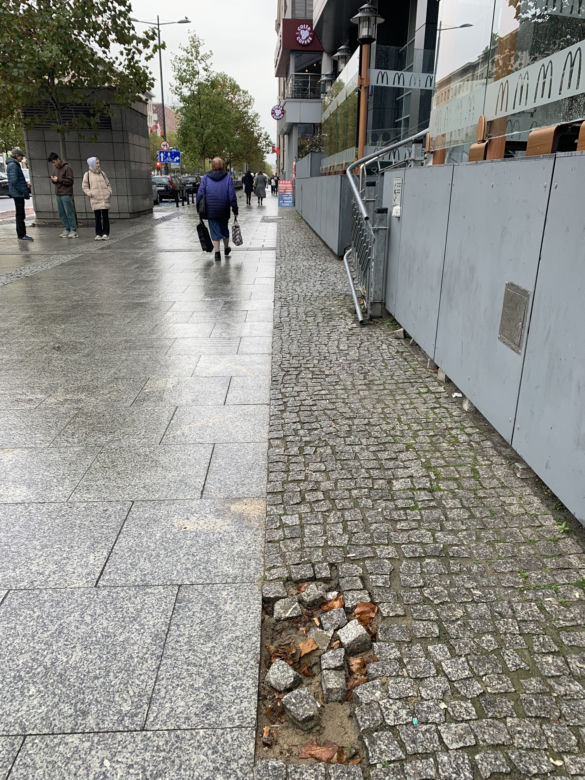 Warszawa przed Marszem Niepodległości 2022. Po ulicach wala się niezabezpieczona kostka brukowa