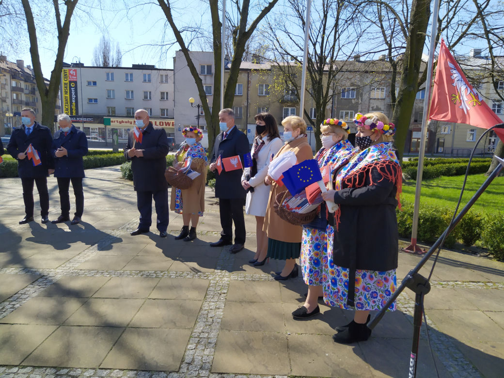 Zawieszenie flagi województwa mazowieckiego na Skwerze Kościuszki w Siedlcach - 28.04.2021