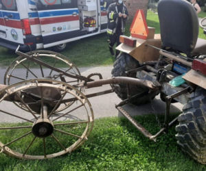 Stara Wieś. Wysiadł z ciągnika i chciał coś sprawdzić. Traktor go PRZEJECHAŁ [ZDJĘCIA]