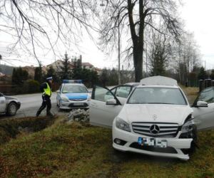 Mercedes Roberta N. rozbity podczas ucieczki przed policją