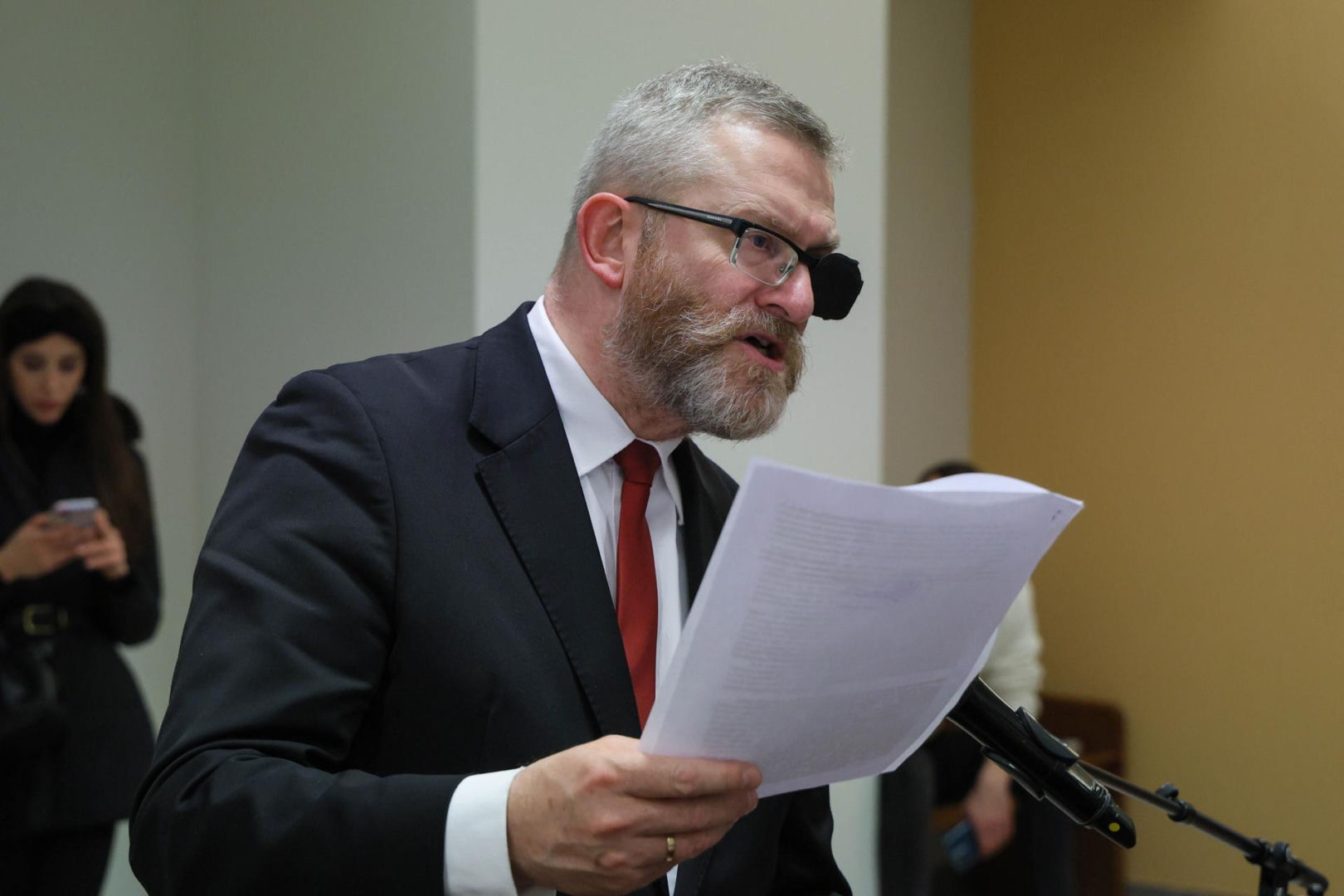 Zakończyła się rozprawa Grzegorza Brauna. Co się wydarzyło w sądzie?