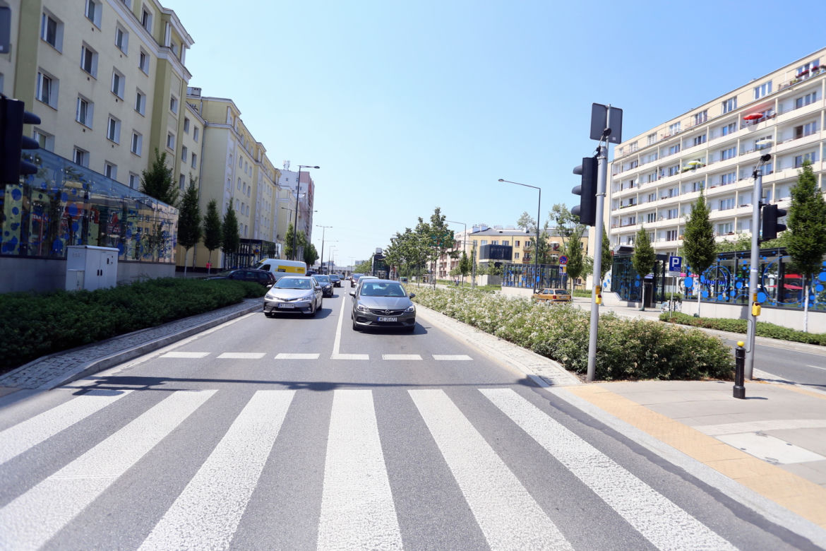 Wylali tu morze betonu”. Przy nowych stacjach metra na Bemowie zieleni jest jak na lekarstwo