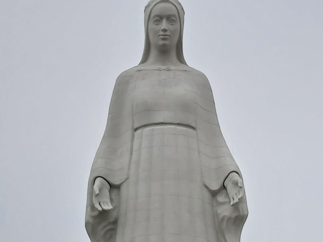 Gigantyczna figura prawie gotowy! 55-metrowa Maryja już przyciąga tłumy. "Robi wrażenie"