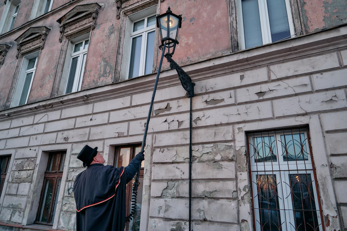 Wrocławski latarnik zapala 99 lamp gazowych