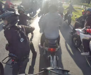Fiński policjant i nastolatek na skuterze