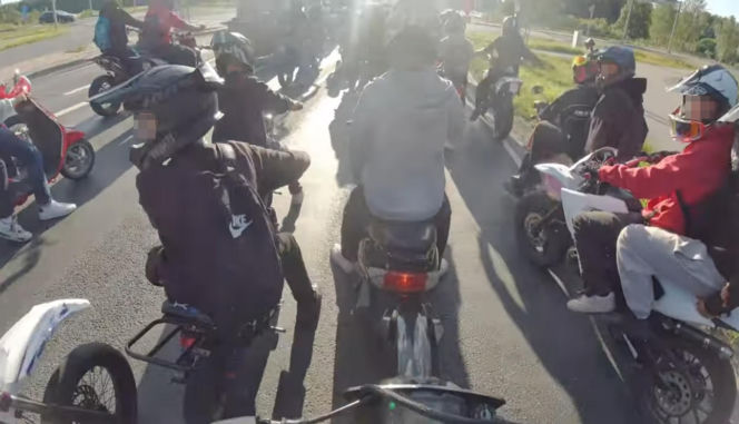 Fiński policjant i nastolatek na skuterze