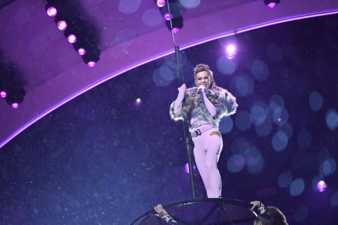 Sylwester z Dwójką. Doda przebierała się dwa razy. Zapięta pod szyję wyglądała obłędnie!