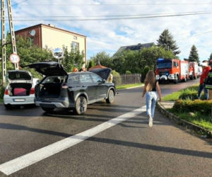 Zderzenie BMW i Jaecoo na skrzyżowaniu ulic Żytniej i Pastwiska w Starachowicach