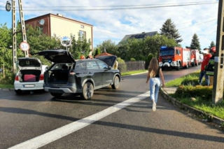 Zderzenie BMW i Jaecoo na skrzyżowaniu ulic Żytniej i Pastwiska w Starachowicach