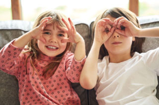 Syndrom grzecznego drugiego dziecka. Kiedy aniołek w domu to powód do niepokoju?