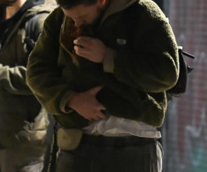 Sebastian Fabijański z pieskiem na spacerze