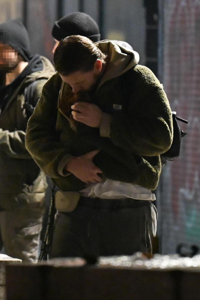 Sebastian Fabijański z pieskiem na spacerze