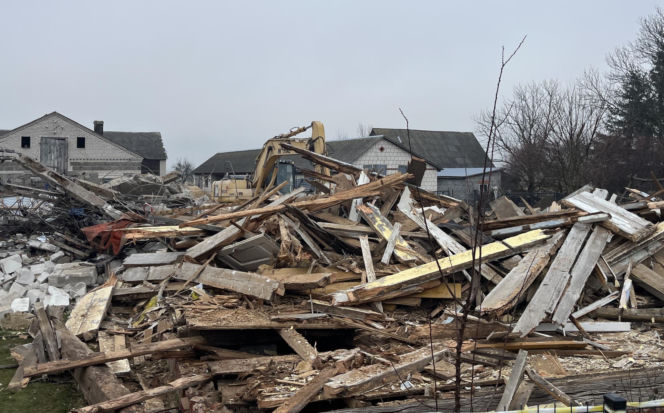 Rozbiórka domu Wesołowskich z Wyryków. "Coś się w końcu ruszyło. Taki prezent na święta".