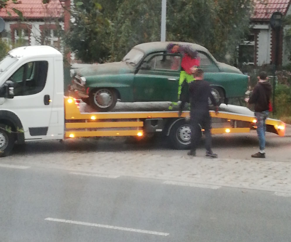 Podjechali pod garaż lawetą i ukradli samochód! Szuka ich policja z Torunia