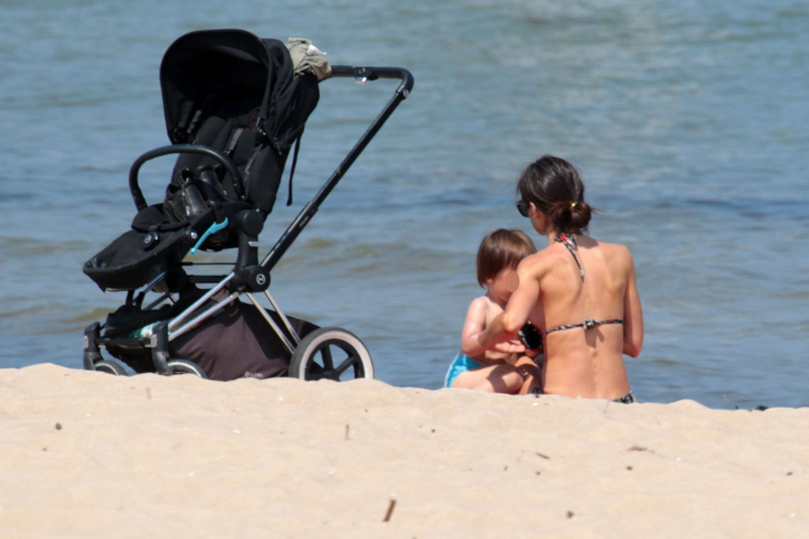 Marta Kaczyńska na plaży karmi dziecko piersią