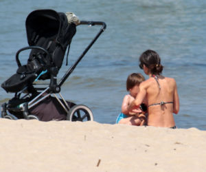 Marta Kaczyńska na plaży karmi dziecko piersią